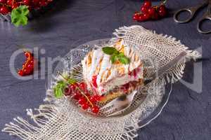 Cheese cake with meringue and red currants