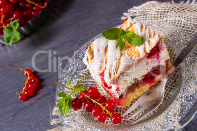 Cheese cake with meringue and red currants