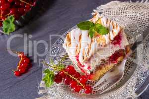 Cheese cake with meringue and red currants