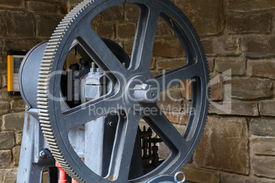 Gearing of metal in the old mechanism with electric drive