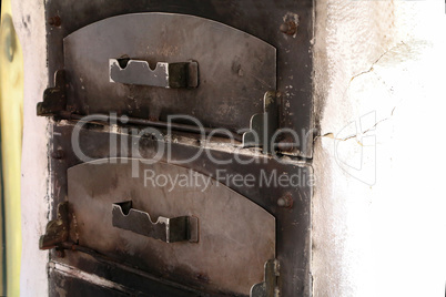 Oven with metal doors for pizza preparation