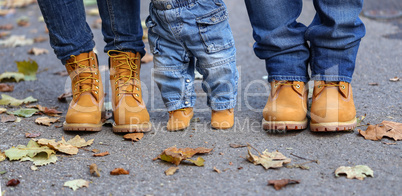 Yellow shoes / Legs in yellow shoes