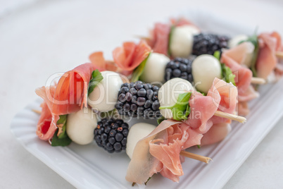 Mozzarella Spiesse mit Beeren und Prosciutto