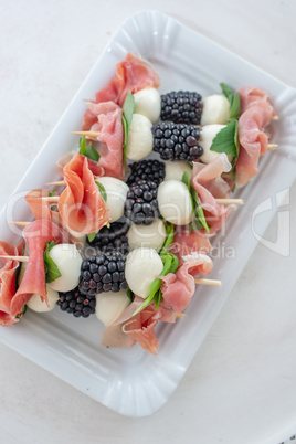 Mozzarella Spiesse mit Beeren und Prosciutto