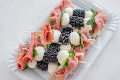 Mozzarella Spiesse mit Beeren und Prosciutto