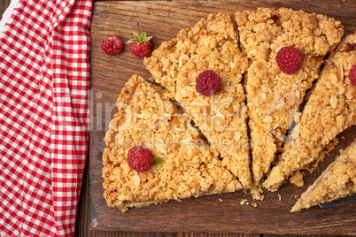 sliced triangular pieces of crumble pie with apples