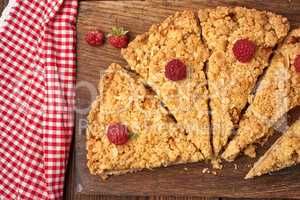 sliced triangular pieces of crumble pie with apples