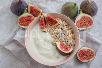 Joghurt mit Feigen und Müsli