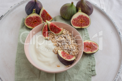 Joghurt mit Feigen und Müsli