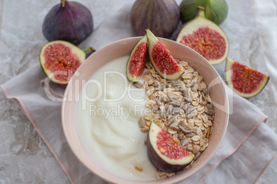 Joghurt mit Feigen und Müsli