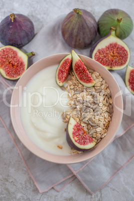 Joghurt mit Feigen und Müsli