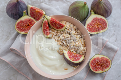 Joghurt mit Feigen und Müsli