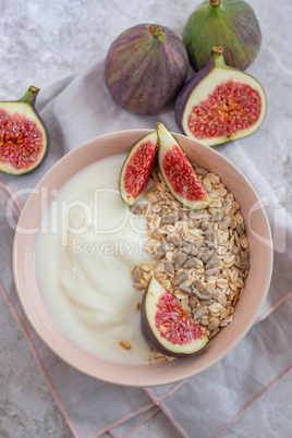 Joghurt mit Feigen und Müsli