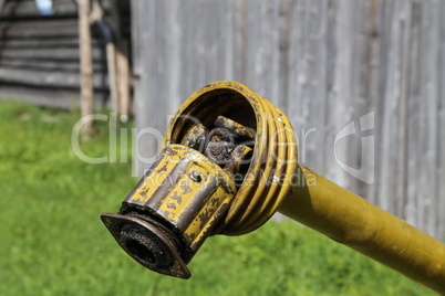Universal drive and coupling of an agricultural trailer