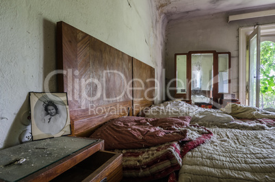 verlassenes schlafzimmer mit bild maedchen