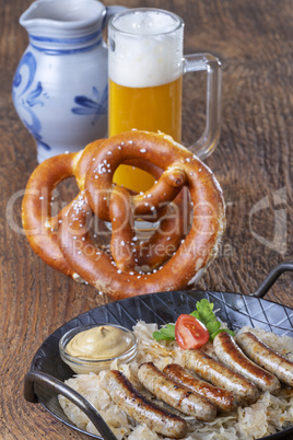 gegrillte Nürnberger Bratwurst mit Sauerkraut