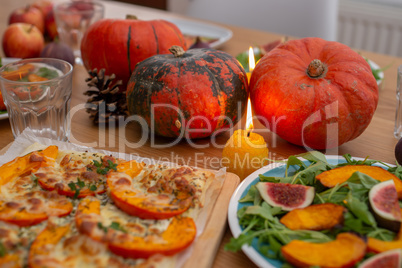 Festlich gedeckter Thanksgiving Tisch