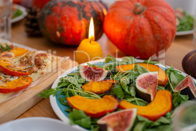 Festlich gedeckter Thanksgiving Tisch