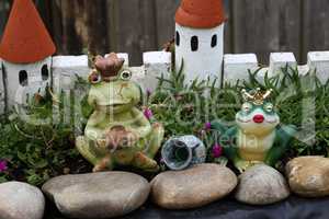 Decorative frogs decorate the pond in the garden