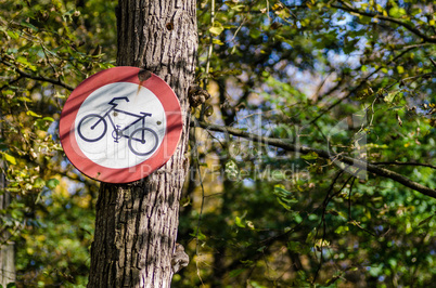 schild von fahrrad im wald