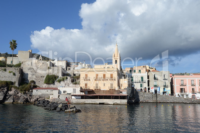 Hafen und Kirche von Lipari, Italien