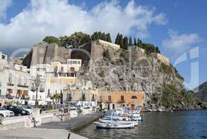 Hafen und Burgberg von Lipari, Italien