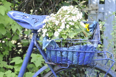Blaues Fahrrad mit Blumen
