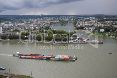 Schiff auf dem Rhein bei Koblenz