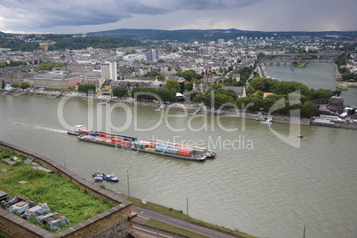 Schiff auf dem Rhein bei Koblenz