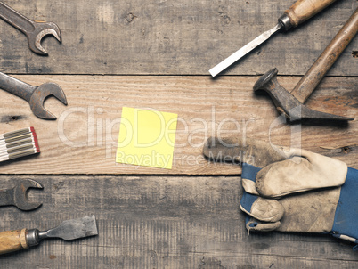 Old used tools with a sticky note