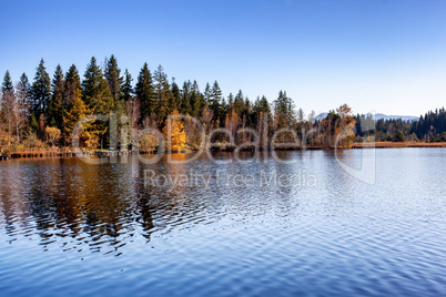 Der Kirchsee am Kloster Reutberg