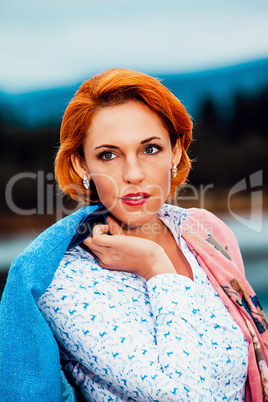 Porträt einer attraktiven rothaarigen Frau