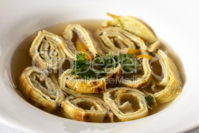 bayerische Pfannkuchensuppe in einem Teller