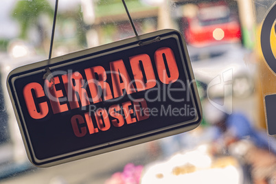 Closed, Cerrado signal in a door