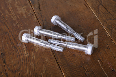 Plastic syringe with hypodermic needle against thrombosis