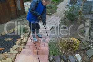 High pressure cleaning of the floor
