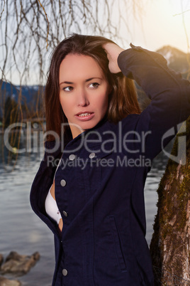 Portrait einer jungen brünetten Frau am See