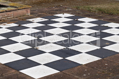 The platform in the park is made in the form of a chessboard