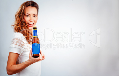 lächelnde Frau mit Flasche