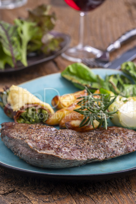 Steak auf einem Teller mit Gemüse