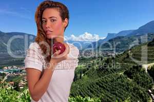 Frau mit einem Apfel vor Panorama