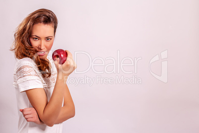Frau mit einem roten Apfel in der Hand