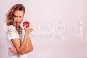 Frau mit einem roten Apfel in der Hand