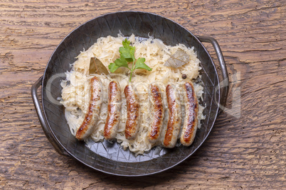 gegrillte Nürnberger Bratwurst mit Sauerkraut