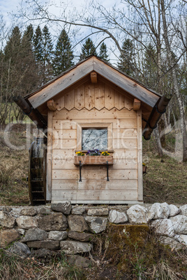 Gartenhäuschen mit Wasserrad