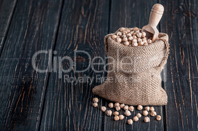 Sack with chickpeas and spoon stands