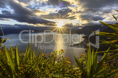 Sonnenaufgang am See Atitlan in Guatemala