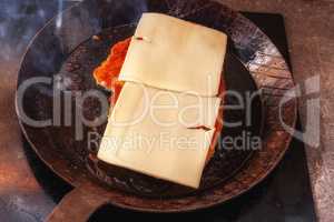 Käsenschnitzel in einer Pfanne