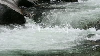 Zeitlupe Stromschnellen, rauschendes Wasser, Wildbach nah