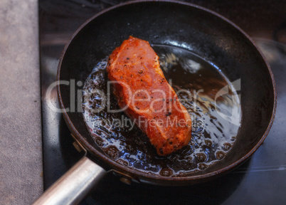 Rohes Kalbssteak in einer Pfanne